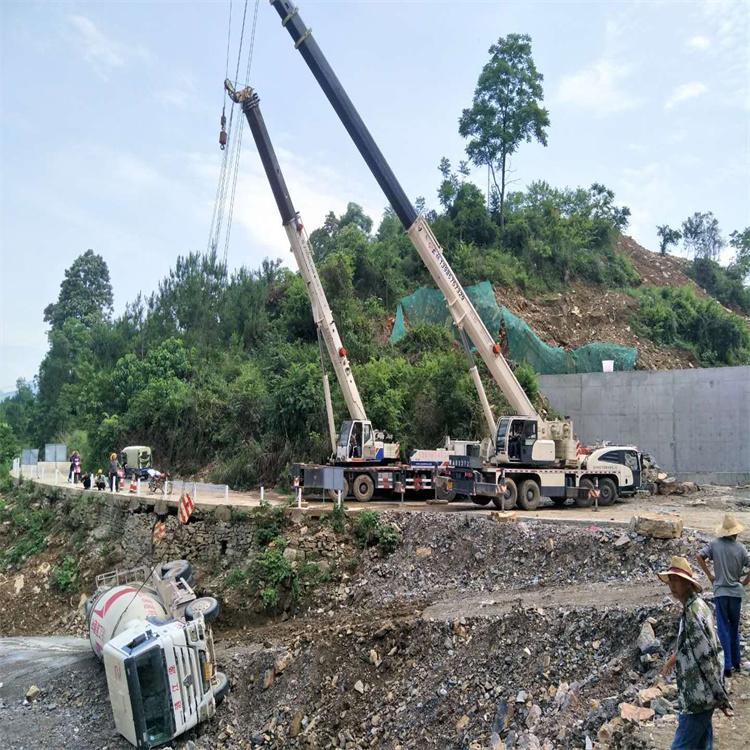 青岛市南汽车掉沟里叫吊车救援要多少钱
